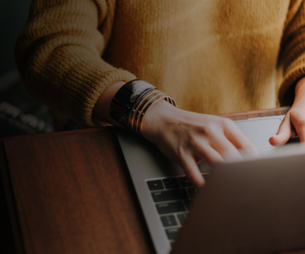 woman using internet banking WEB