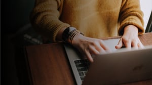 woman-using-internet-banking